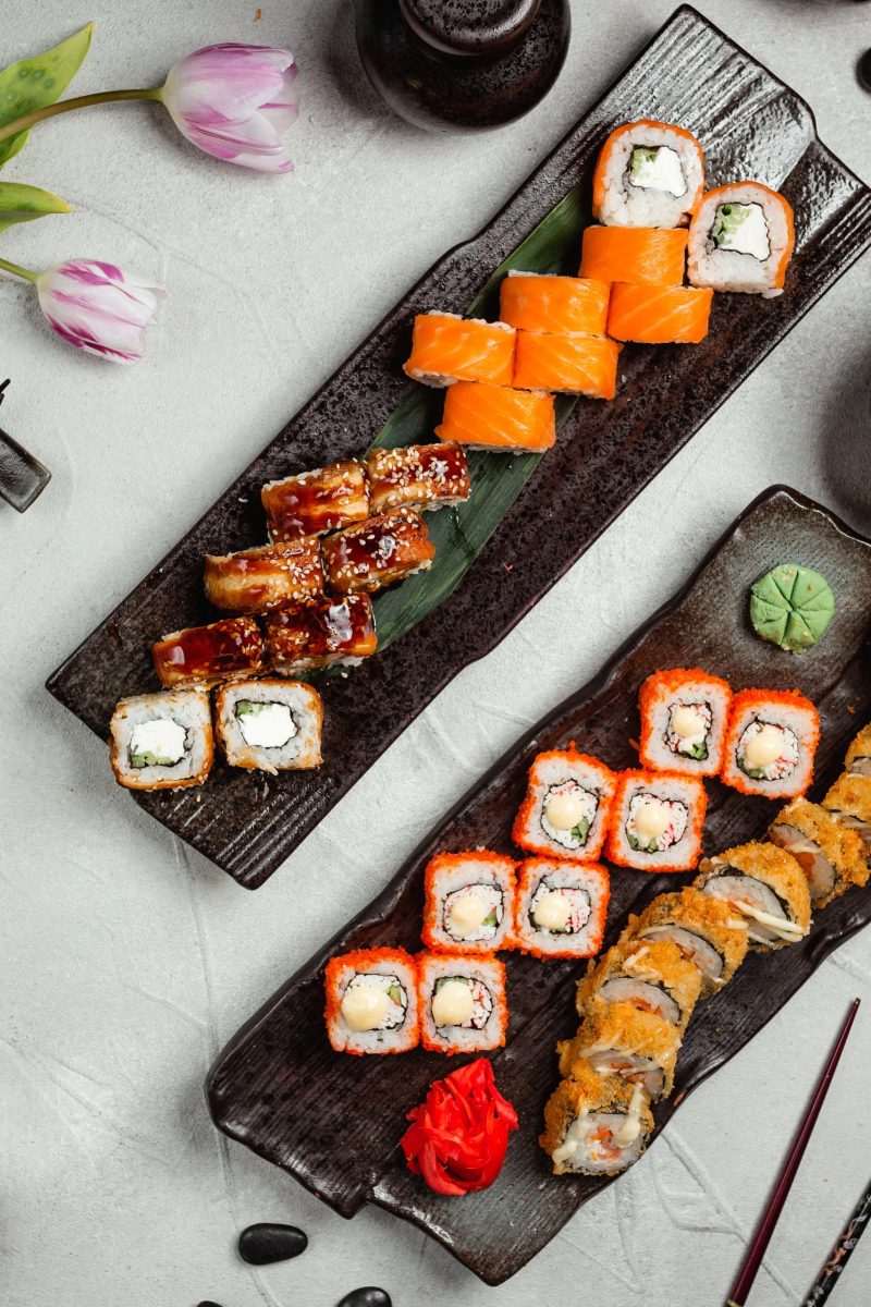 Sushi-anretning set ovenfra på bord hos sushi restaurant i Næstved